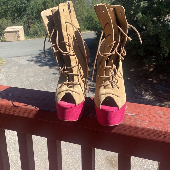 Unique block pattern shoe booties - Picture 2 of 7